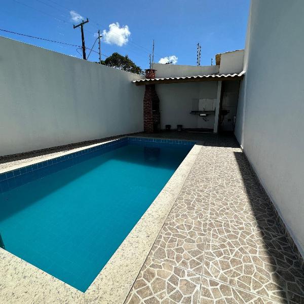Apto no pavimento superior com 2 quartos (ambos com ar)com vista para o mar e internet privada 300MBPS. a aproximadamente 900m da praia de Taperapuã (Axé Moi), Residencial Vista Bela condomínio com piscina e área gourmet.
