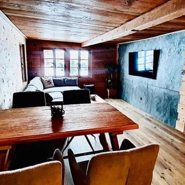 Chalet Mulet - Luxury & Cosy 3 rooms apartment in 300 years old Chalet, хотел в Лойкербад
