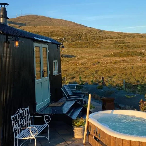 Slieve Croob Glamping, hotel in Finnis