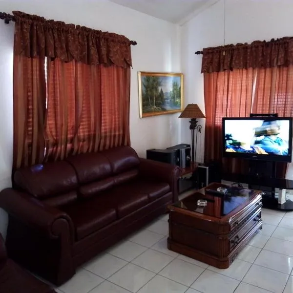 Secure Gated1BR Home in Caribbean Estate, hotell i Chedwin Park
