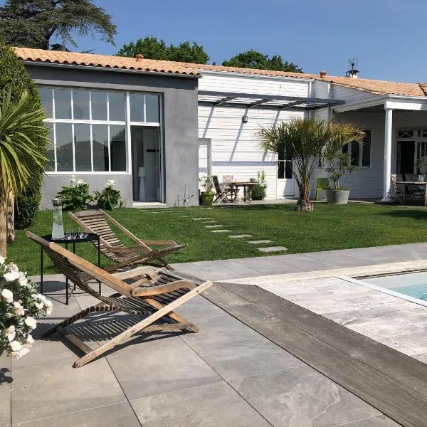 Maison M, chambre privée accès jardin piscine et jacuzzi près de La Rochelle, khách sạn ở La Rochelle