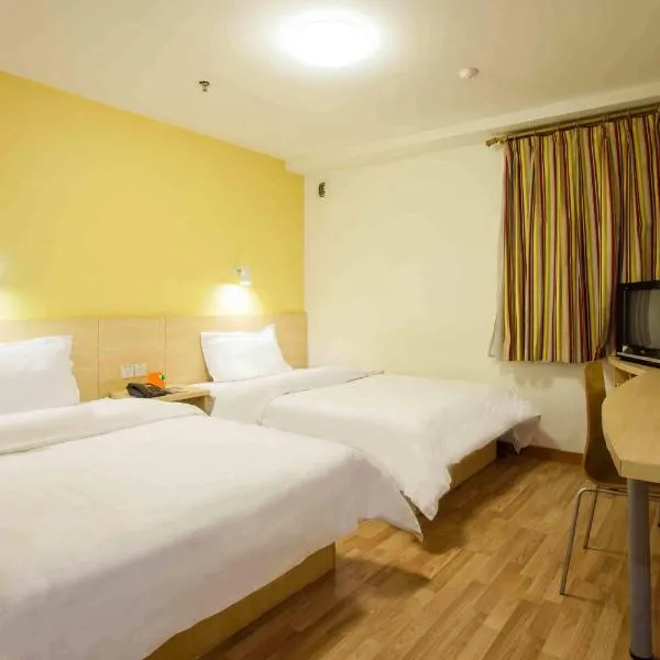 7Days Inn Wuzhou South Railway Station, хотел в Cangwu