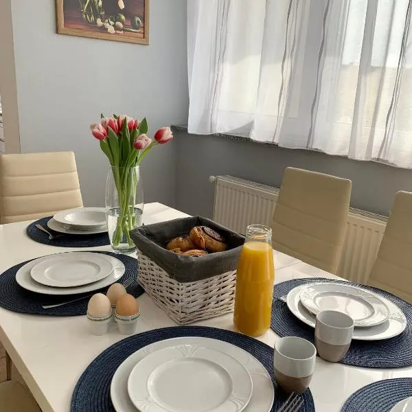 Modern two bedroom flat with balcony，倫蒂的飯店