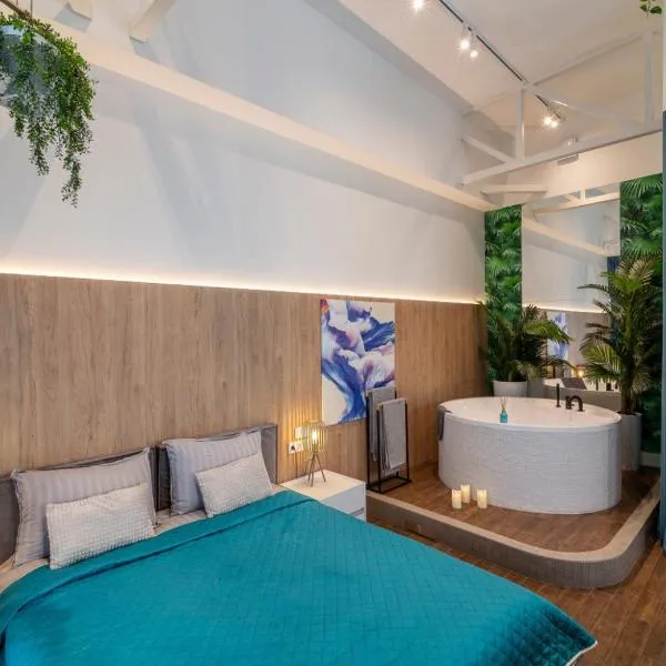 Stylish 1 bedroom studio near Most City, khách sạn ở Dnipro