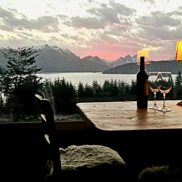 Puerto Esmeralda ESPECTACULAR DEPTO CON VISTA AL LAGO NAHUEL HUAPI、ビージャ・ラ・アンゴストゥーラのホテル