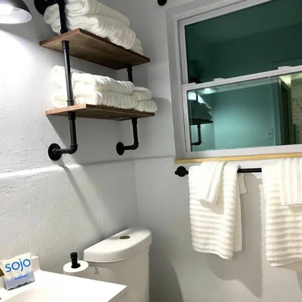 Pineapple Shores Retro Inn 5、デイトナビーチのホテル