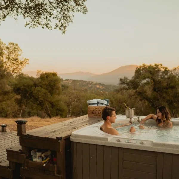 Family Farmhouse by Casa Oso with views and spa, hotell i Ahwahnee
