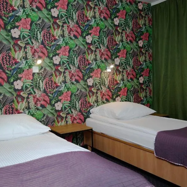 Hotel George, hotel in Siestrzeń