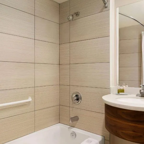 Days Inn by Wyndham Victoria Airport Sidney, hotel in Sidney