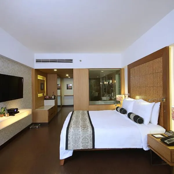 Fortune Select SG Highway, Ahmedabad - Member ITC's Hotel Group, hotelli kohteessa Sātej