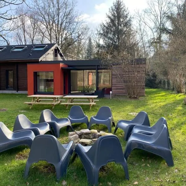 Magnifique lodge dans la forêt de Fontainebleau – hotel w mieście Arbonne