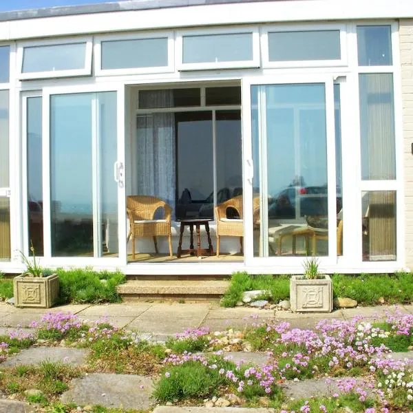 Chalet With Sea Views, hôtel à West Bay