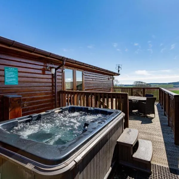 Woodpecker Lodge with Hot Tub, hótel í Cupar