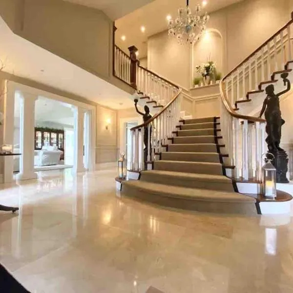 Lakeview Lodge Exclusive Home on the Blessington Lake, hotel v destinaci Wicklow