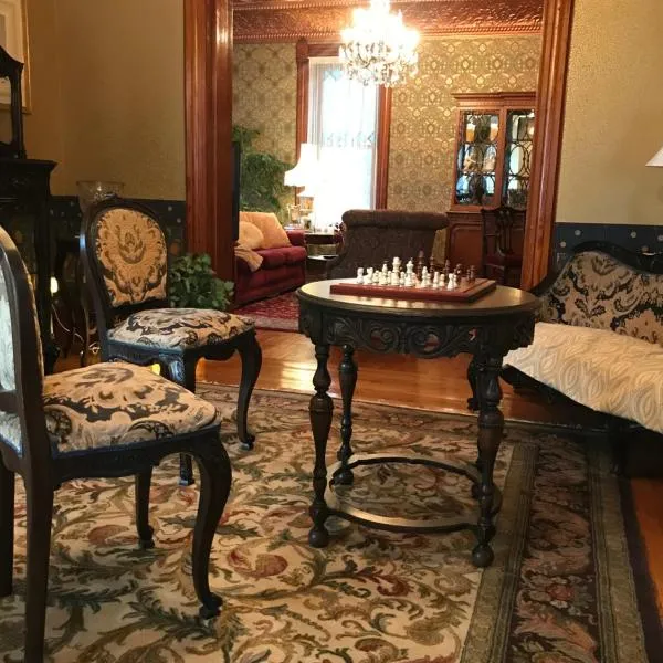 The Nauvoo Grand Bed & Breakfast, hotel en Fort Madison