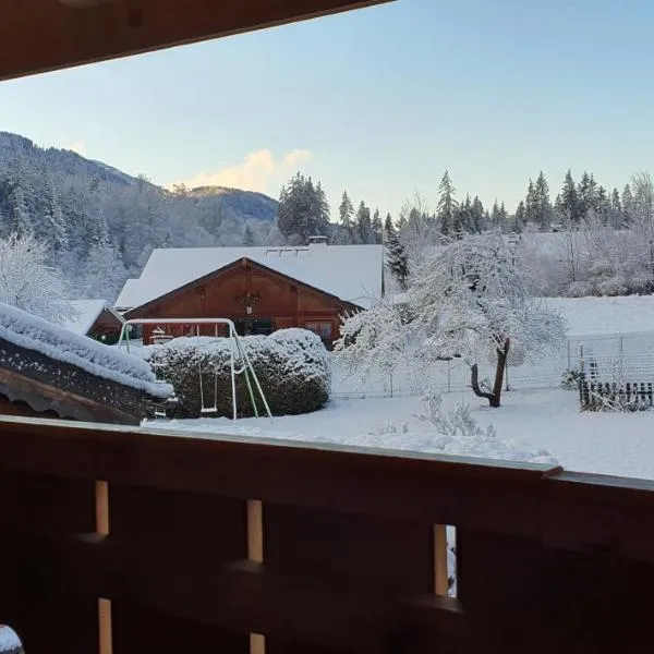 Ferme savoyarde rénovée 2 chambres, hotell i Les Carroz d'Araches