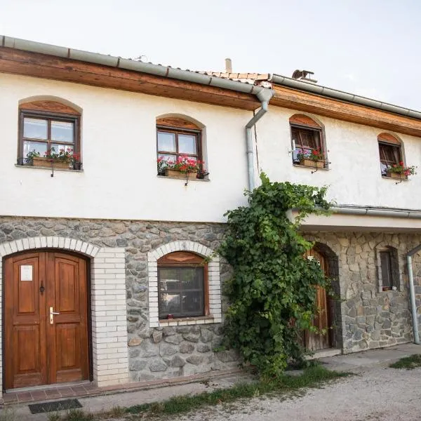 Vinný Sklep U Terezy a Jakuba, hotel in Týnec