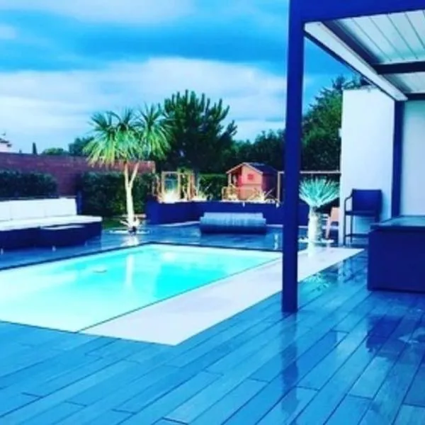 Maison de vacances contemporaine avec piscine、ヴデーヌのホテル