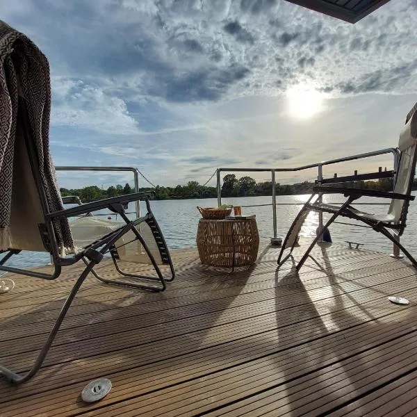 Lemuria Houseboat - pływający domek na wodzie、ヴロツワフのホテル