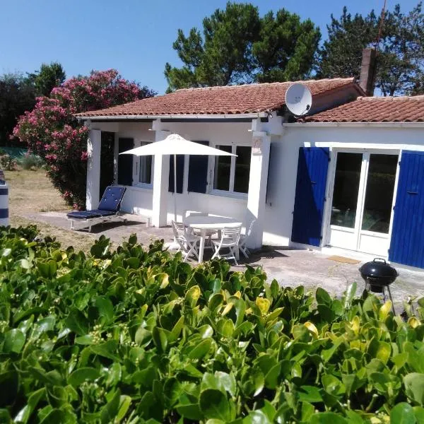 Maison oléronaise avec la plage à pied et la piste cyclable au bout du jardin, hotel in Dolus d'Oléron