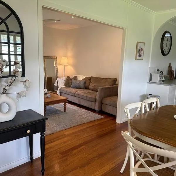 Cosy Queenslander in the heart of town.، فندق في ماريبا