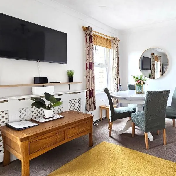 2 bed apt w/ private parking close to town centre, hotel v destinaci Huntingdon