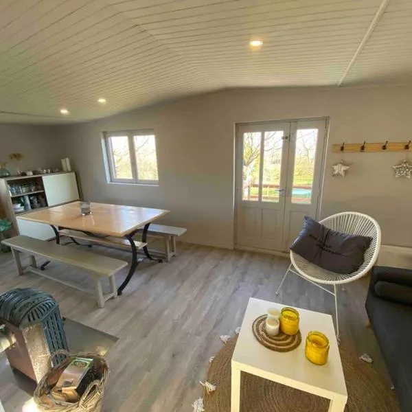 La cabane familiale, hotel v destinaci Champdieu
