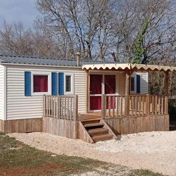 LE FIGUIER mobil home 6 personnes CAMPING LE BEL AIR, hotel en Limogne-en-Quercy
