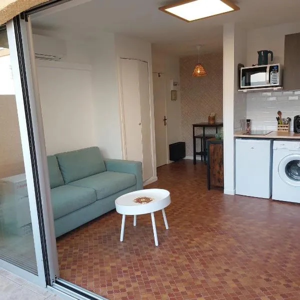 Studio avec accès direct sur le port de Gruissan, hotel in Gruissan