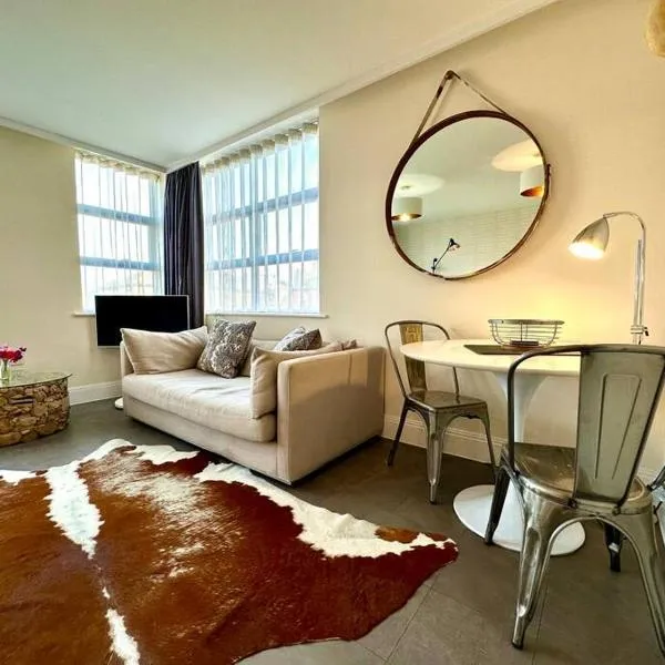 Beautiful Couples Retreat - FREE Parking & WiFi - 1 Minute walk to Poole Quay - Great Location - Free Parking - Fast WiFi - Smart TV - Newly decorated - sleeps up to 2! Close to Poole & Bournemouth & Sandbanks, hotelli kohteessa Poole