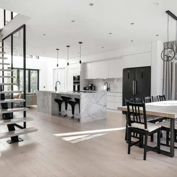 Stylish and spacious family home, hotel en Estocolmo