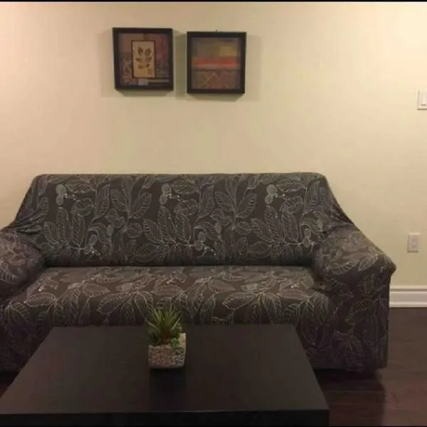 Cozy & Spacious Suite with Private Bathroom near Toronto Airport !, hotel v mestu Mississauga