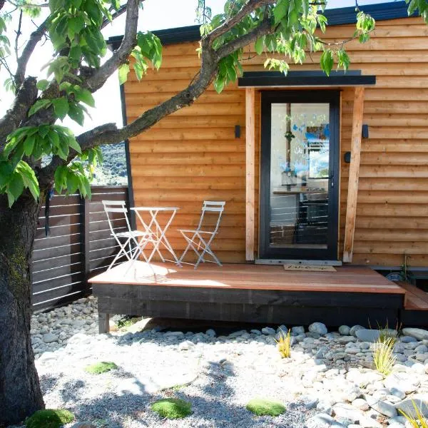 Tiny house with mountain views, indoor and outdoor fire, private courtyard garden, hotell i Wanaka