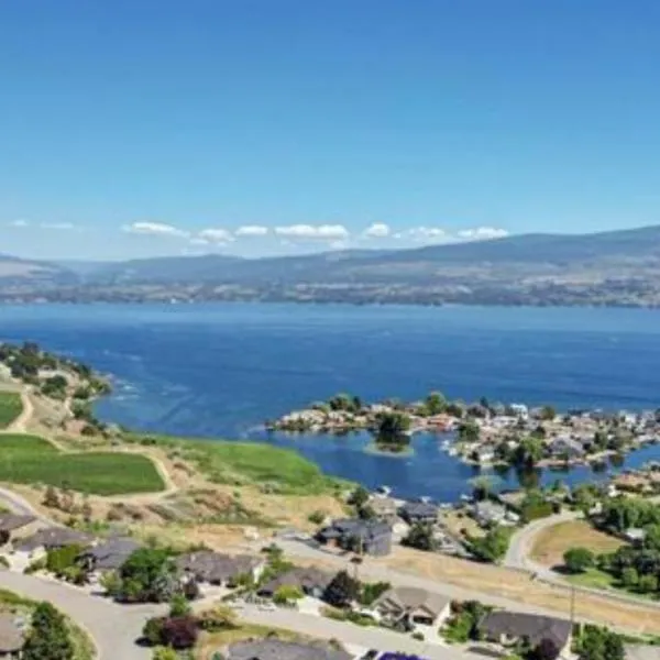 Lake view yellow house by winery resort, hotel in West Kelowna