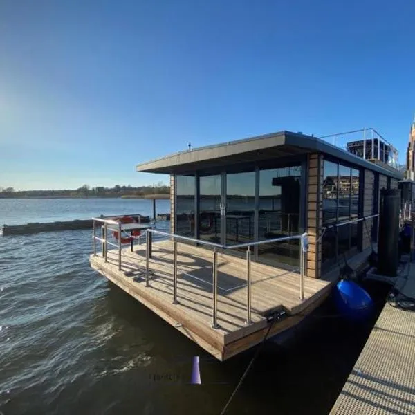 Hausboot Fjord Ankerplatz mit Biosauna in Schleswig, hotel v destinaci Šlesvik
