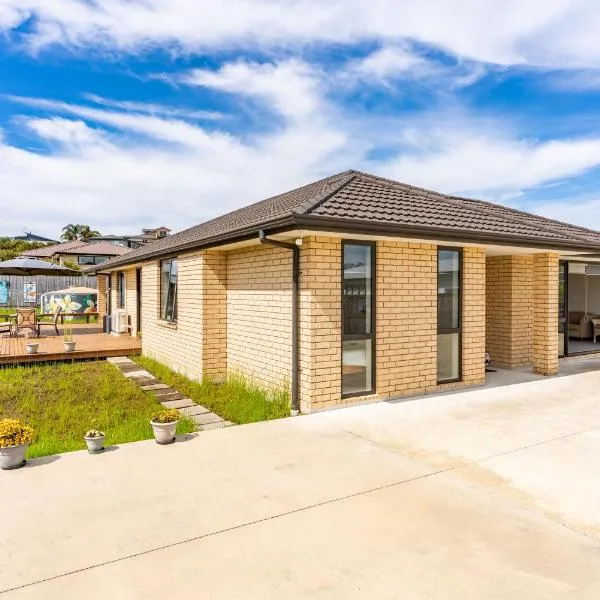 Summertime Bliss - Mangawhai Heads Holiday Home, hotel v destinaci Mangawhai