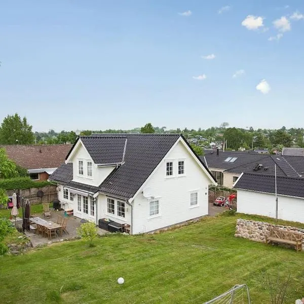 Stort familie hus (156 m2) tæt på natur og storby, hotel v destinaci Herlev