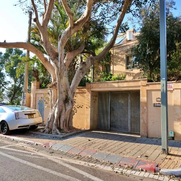 Luxury villa with a heated pool, Jakuzi and a sea view 70m from the beach, hotel v destinaci Herzelia