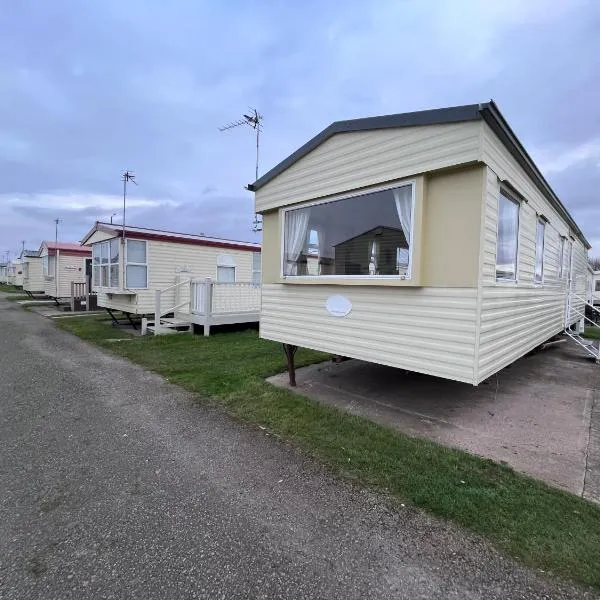 3 Bedroom 8 Berth cosy static family caravan, hotel in Rhyl