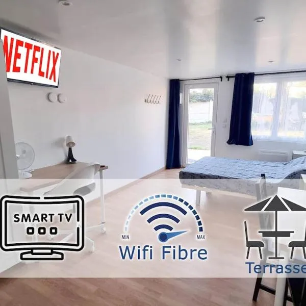 Studio en rez de jardin avec terrasse privée - Le petit Château Avesnois - TV - WIFI - logement complet, hotel em Avesnes-sur-Helpe