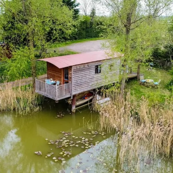 Lakeside Cabin on Stilts- 'Kingfisher', hotel di Rous Lench