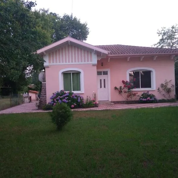 Maison privée avec piscine, hotel en Pontenx-les-Forges