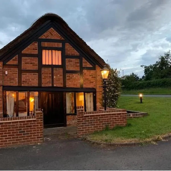 Cosy Cottage next to Farmers Arms Country pub., hotel v destinaci Gloucester