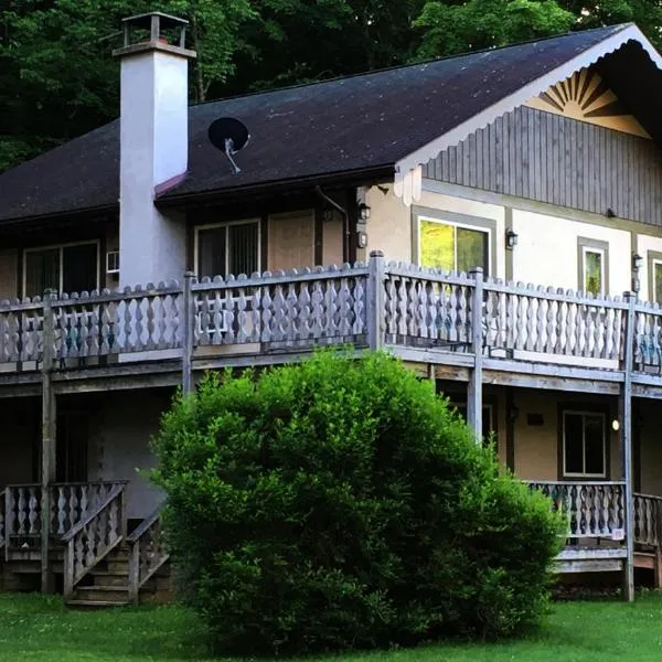 Slide Mountain Forest House, готель у місті Oliverea