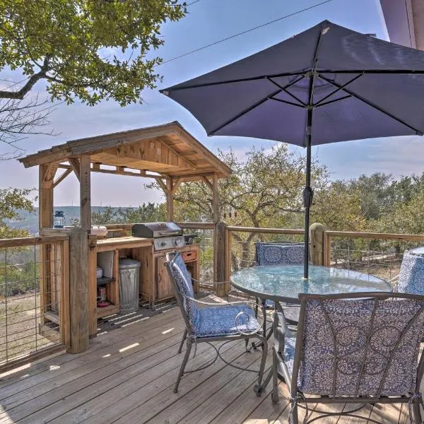 Kerrville Converted Barn Tiny Home with Kayaks!, hotel a Kerrville