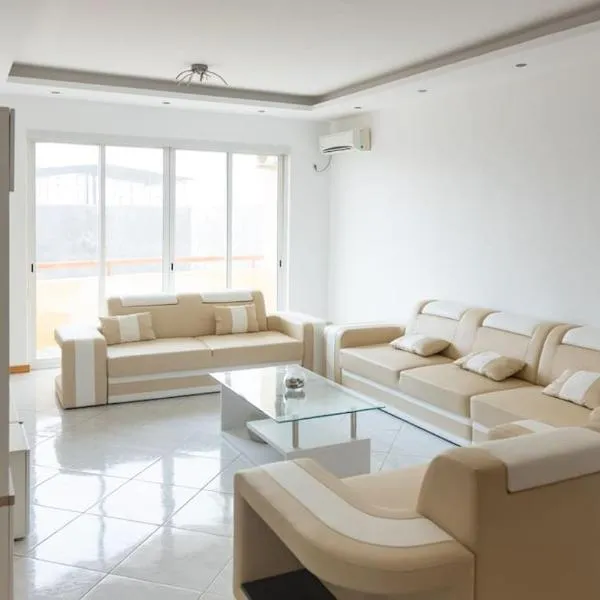 3 bedroom apt, Exterior POOL , Cidadela - LCGR, khách sạn ở Praia