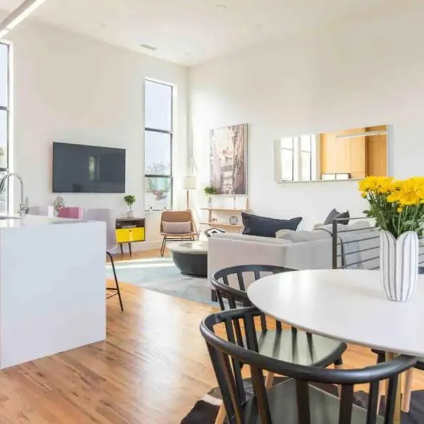 Glamorous Perfectly Located Luxury 2 Bed Townhome, hotel in Dallas