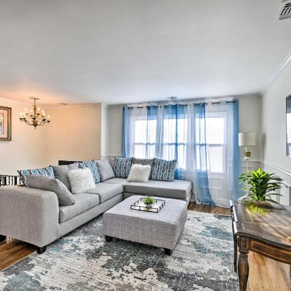 Bay Shore Vacation Rental with Shared Yard!, Hotel in Bay Shore