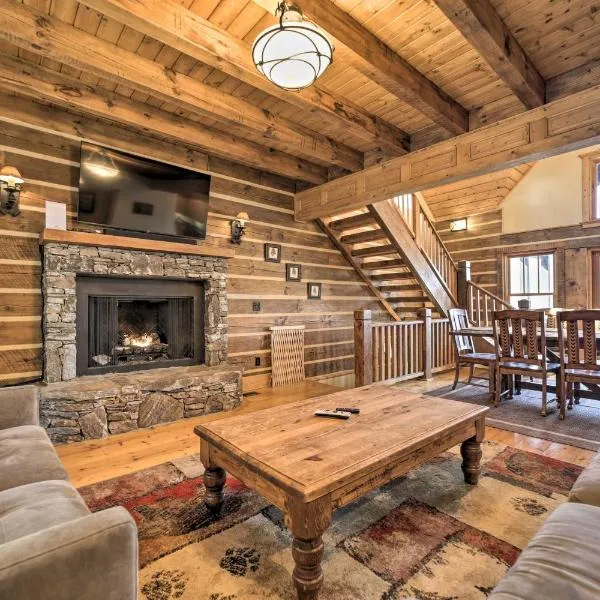 Hot Tub + Pool Table: Cozy Franklin Cabin!, hotel en Franklin
