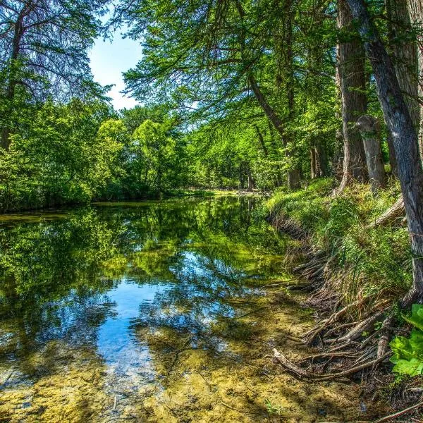 Clear River Cabin on Medina, hotel a Bandera